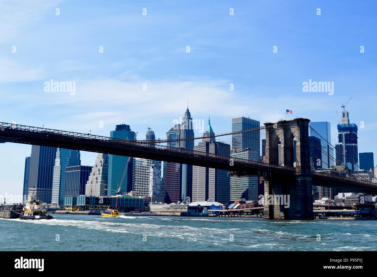 Brooklyn Bridge über den East River, New York. Stockfoto