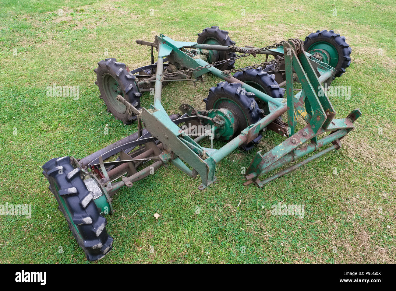 Rasenmäher Traktor Gras schneiden Landwirtschaft grüne Reifen Felgen  Montage Stockfotografie - Alamy