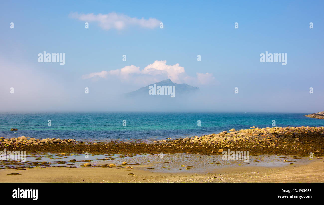Kamm der Hügel hinter der Wolke von einem Strand auf der Insel Skye offenbart, Stockfoto