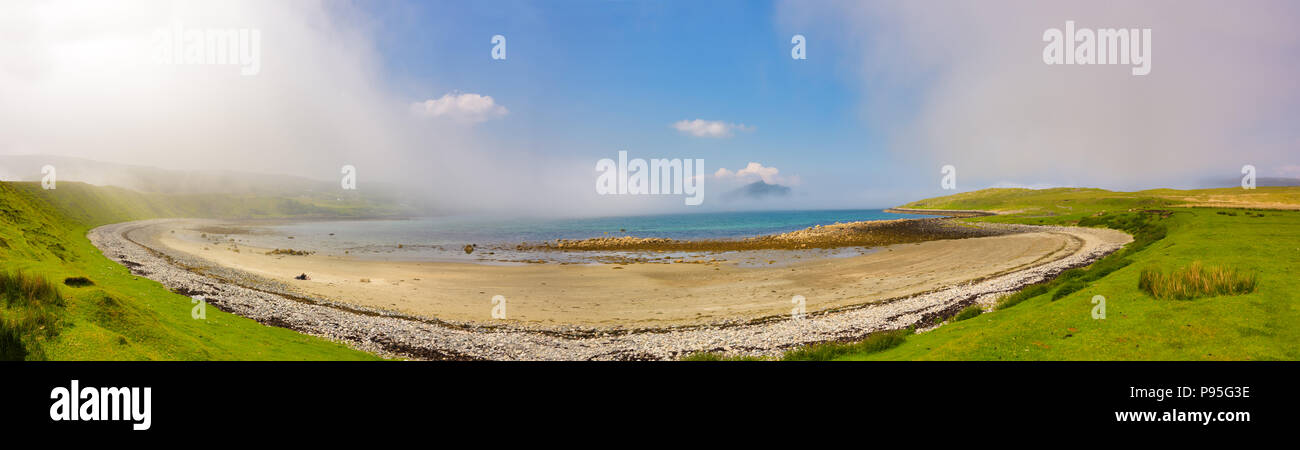 Panoramablick von einem einsamen Strand auf der Insel Skye Stockfoto
