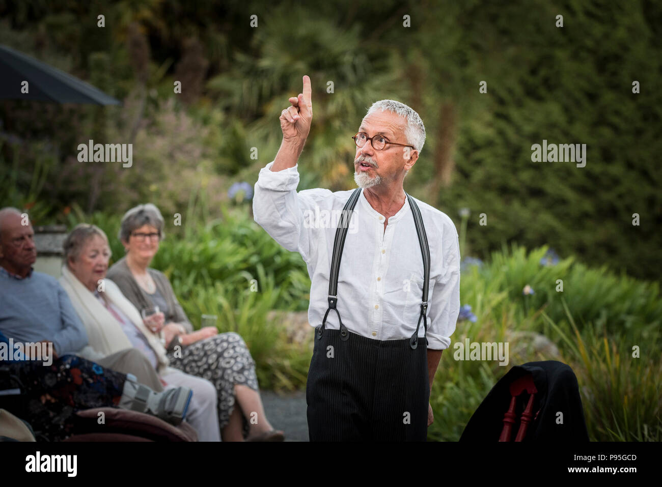 Theatergruppe der Wille, die Durchführung von Bard Köpfe im Trebah Garden in Cornwall zu finden. Stockfoto