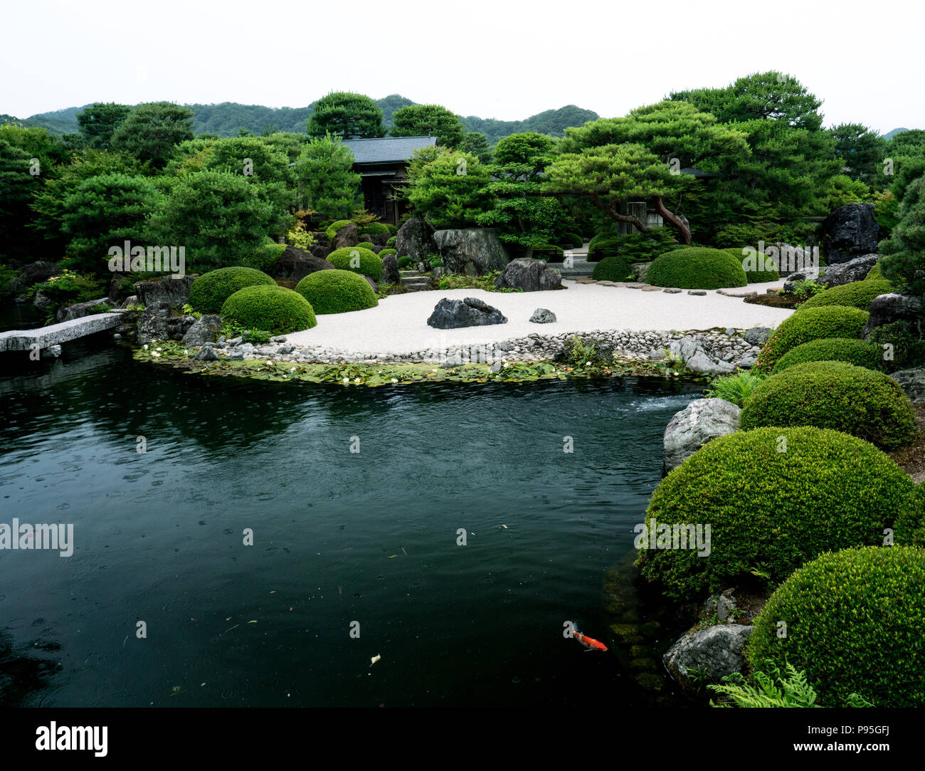 Entworfen von dem renommierten Gärtner Kinsaku Nakane, Garten Adachi's Museum ist wie ein Gemälde oder eine lebendige blättern Sie durch Windows nur angesehen zu werden. Stockfoto