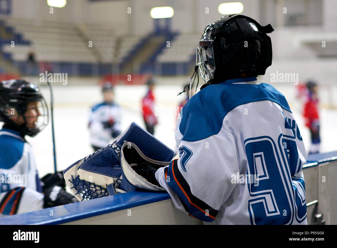 Hockey Player auf dem Hof Stockfoto