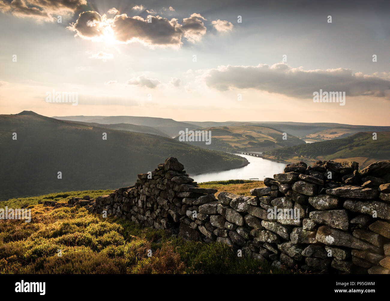 Sonnenuntergang am Bamford Kante mit Blick auf Ladybower Reservoir Stockfoto