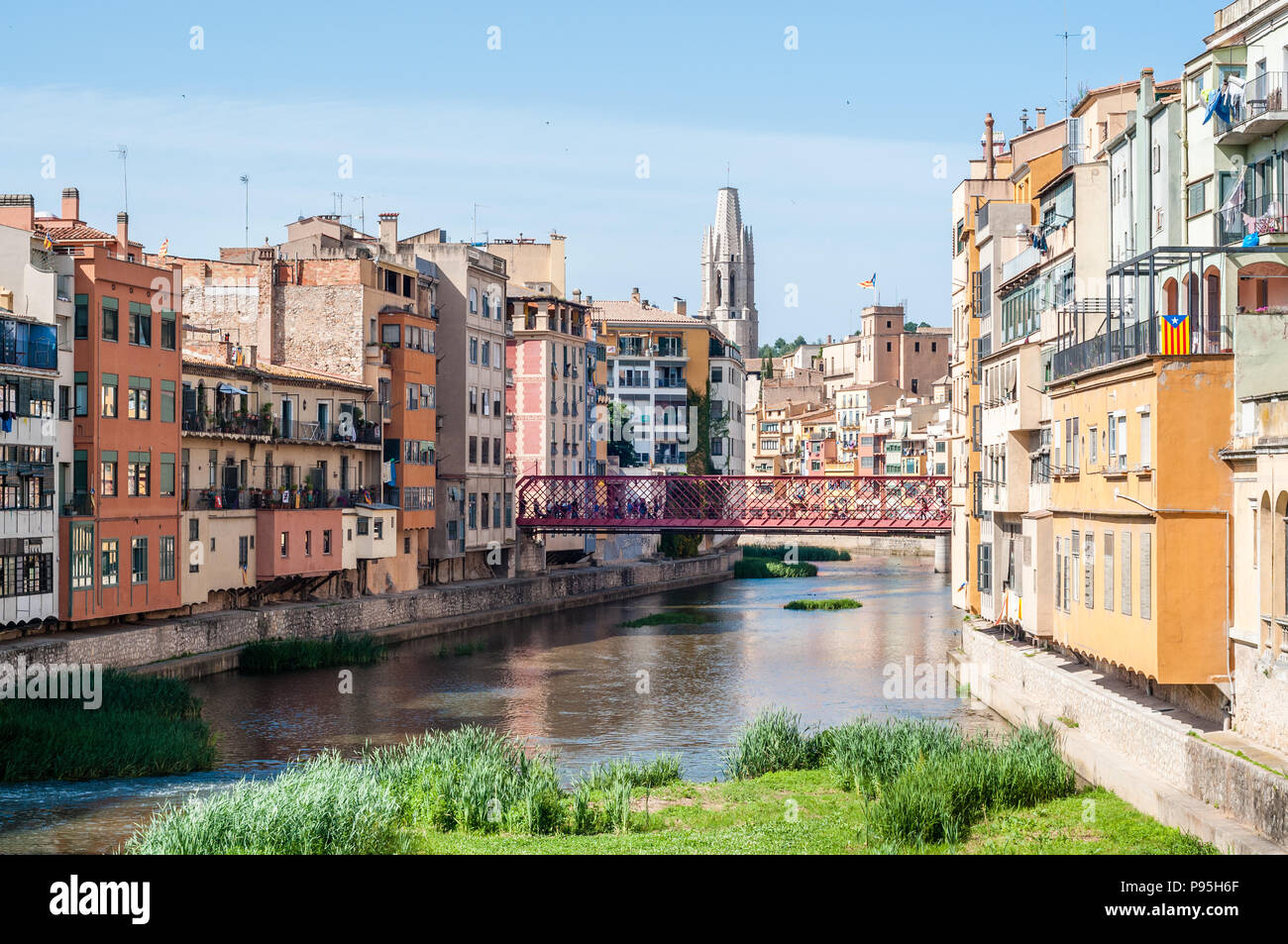 Die Häuser am Fluss Onyar mit Dom im Hintergrund, Girona, Katalonien, Spanien Stockfoto