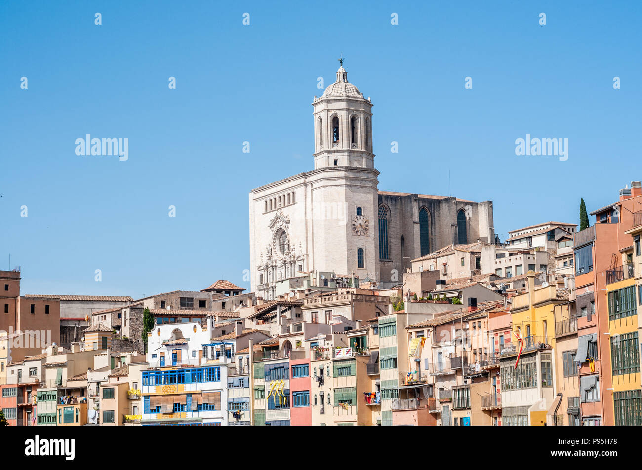 Die Häuser am Fluss Onyar mit Dom im Hintergrund, Girona, Katalonien, Spanien Stockfoto