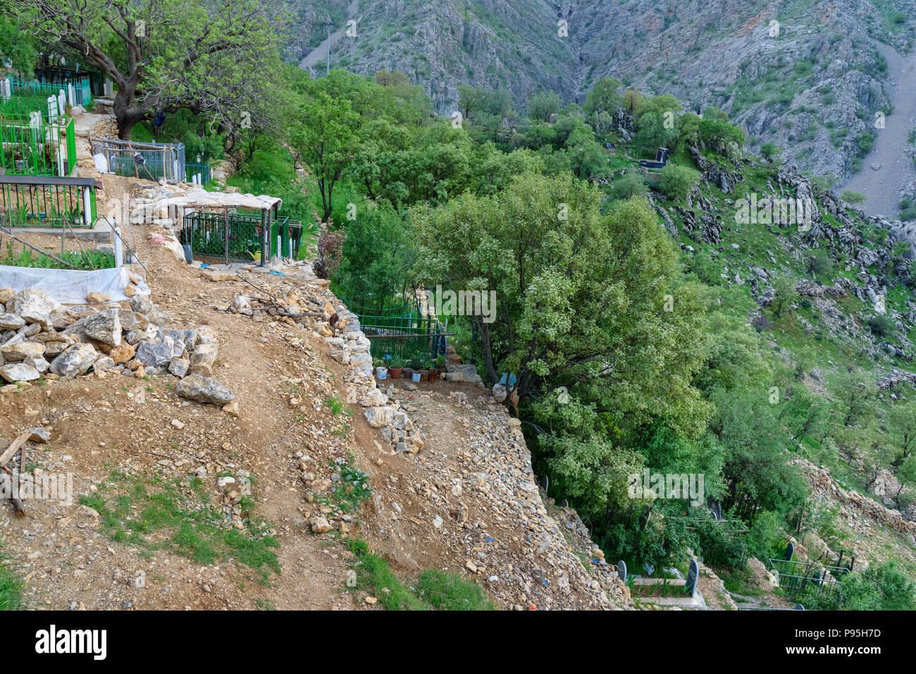 Howraman, Provinz Kurdistan, Iran - April 4, 2018: Friedhof in Howraman Dorf oder Uraman Takht an Zagros Berge Stockfoto