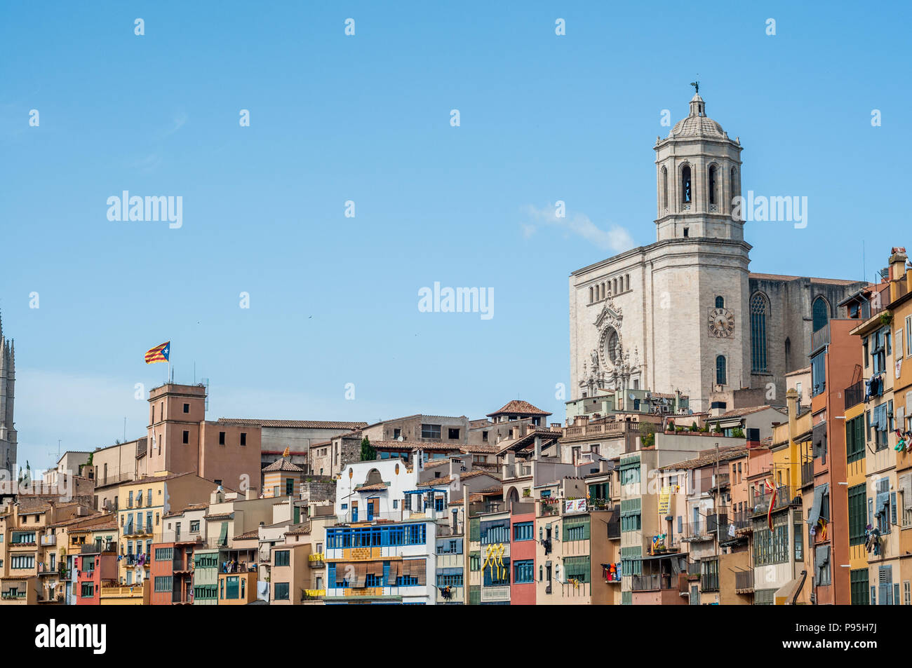 Die Häuser am Fluss Onyar mit Dom im Hintergrund, Girona, Katalonien, Spanien Stockfoto
