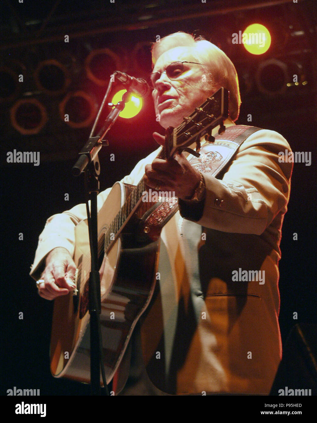 COLUMBIA, SC - 7. April: Country Music Legende George Jones führt an 3 Flüssen Music Festival in Columbia, South Carolina am 7. April 2002. Quelle: Chris McKay/MediaPunch Stockfoto