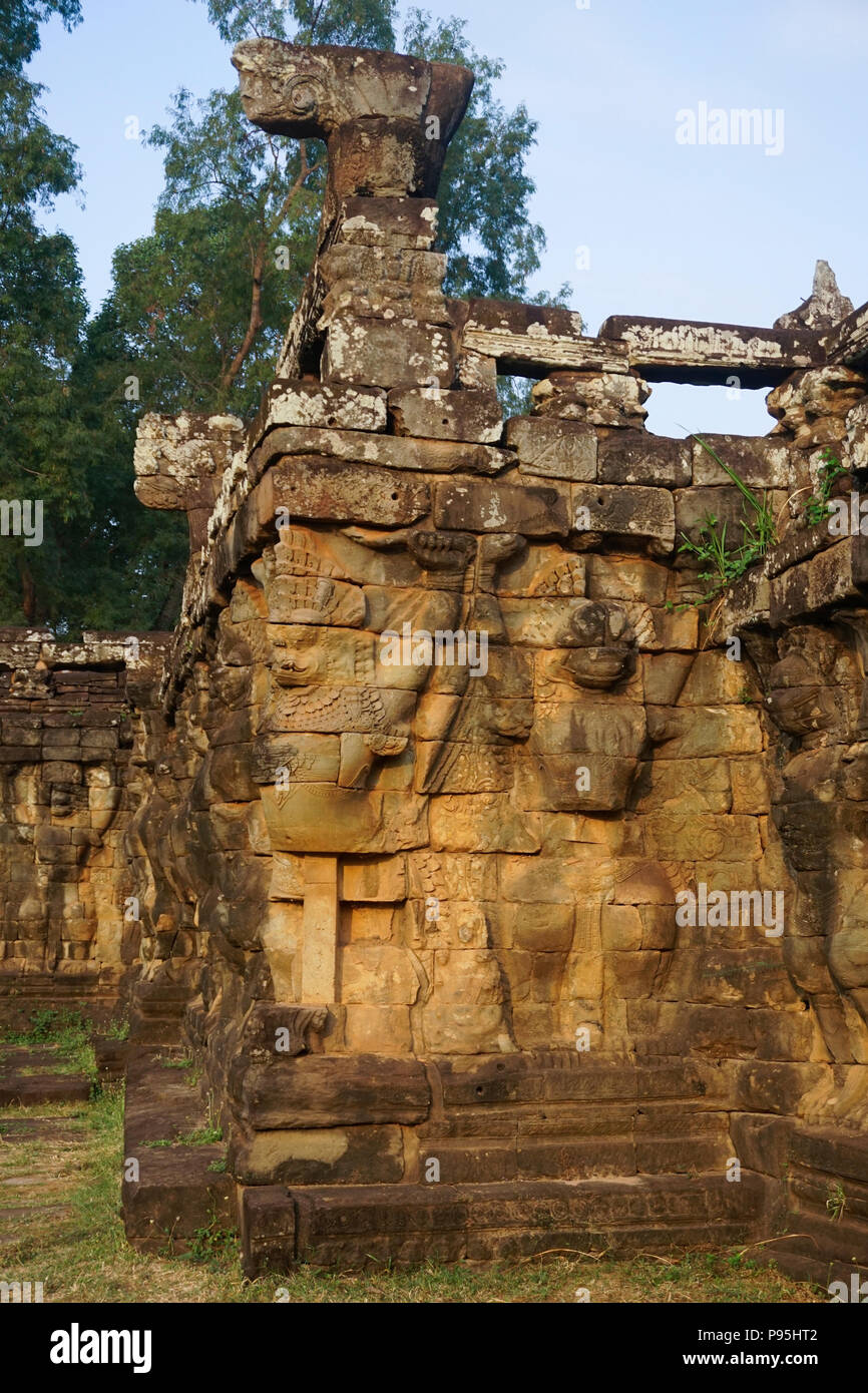 Terrasse der Elefanten im Angkor Thom. Ein Teil der Stadtmauern von Angkor Thom, eine zerstörte Tempelanlage in Kambodscha. Stockfoto