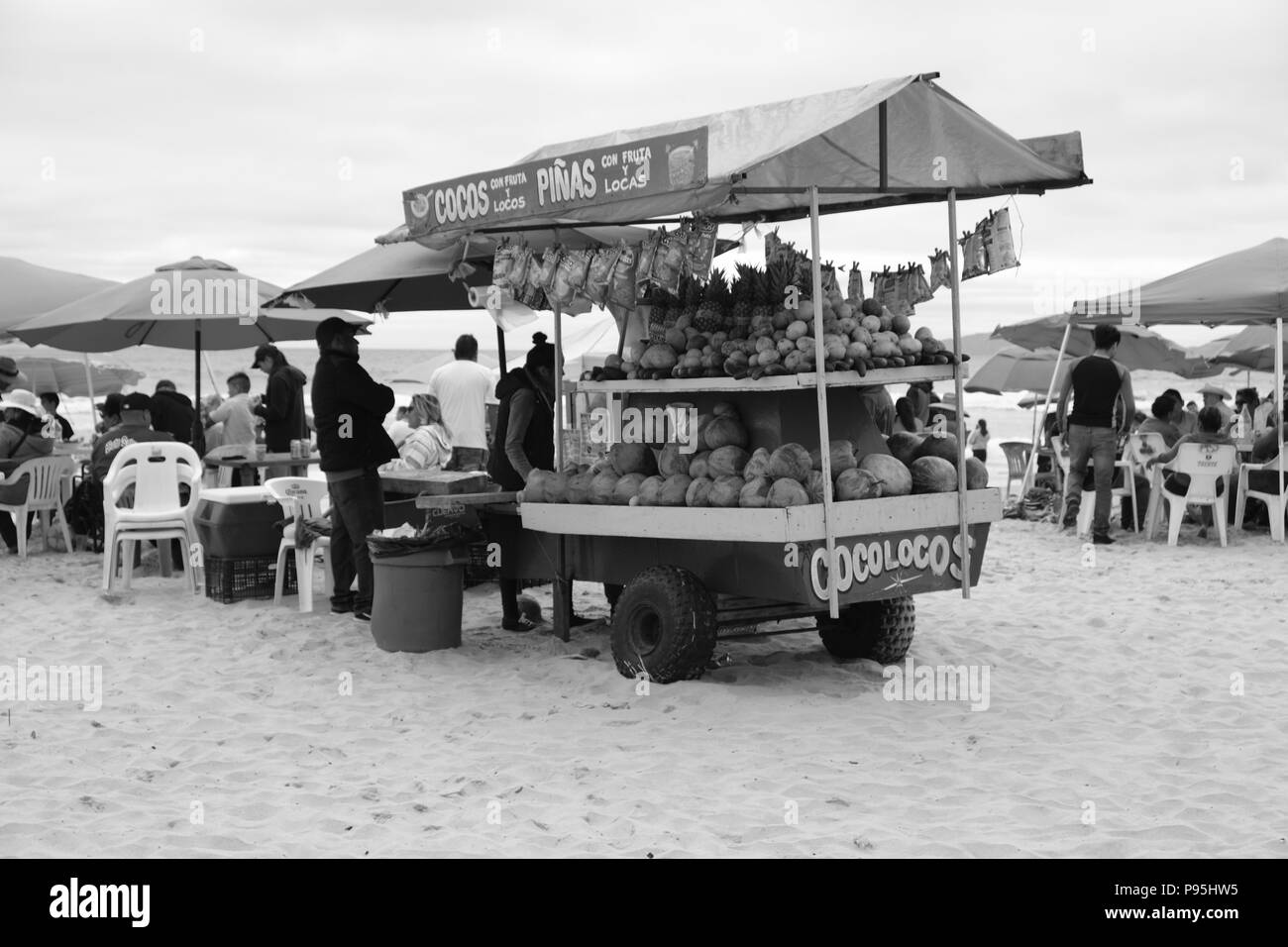 Kokosnuss und Ananas Anbieter am Strand in Rosarito, Baja California. Stockfoto