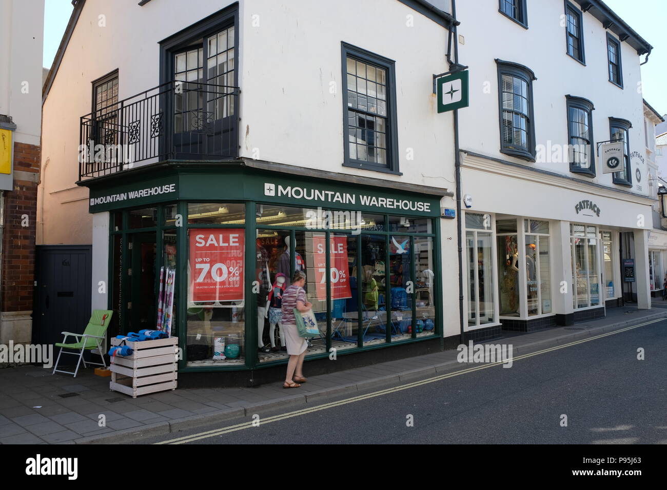 Shopper besuchen Sidmouht High Street, East Devon, Großbritannien Stockfoto