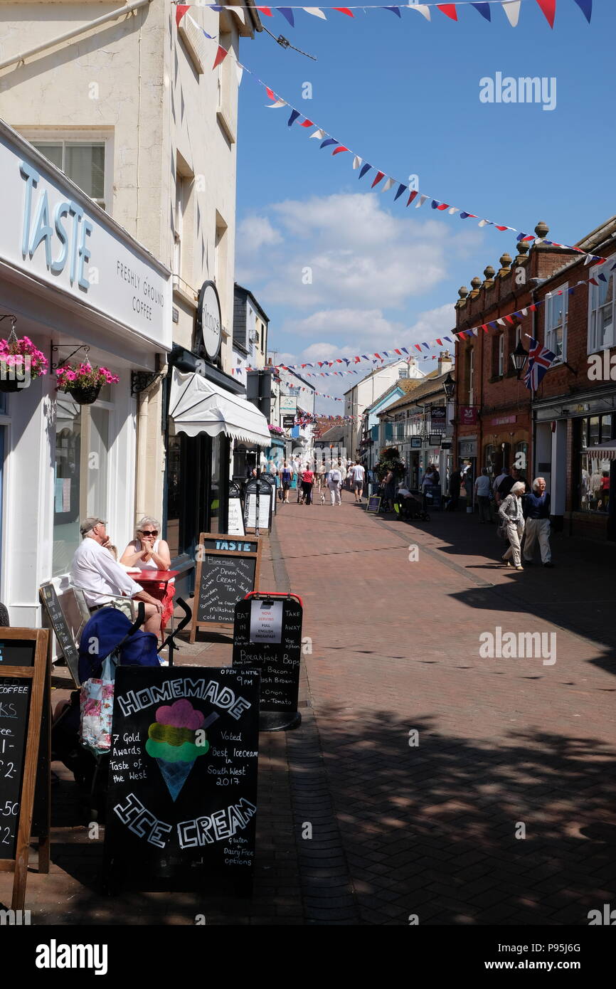 Shopper Shop at Sidmouth Fore Street, Devon, Großbritannien Stockfoto