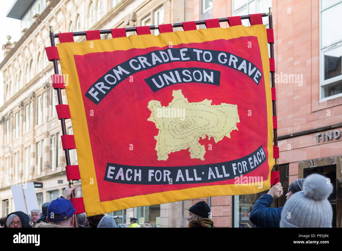 UNISON Banner durch Glasgow, Schottland, Großbritannien durchgeführt während der gleichen Demonstration vom 10. Februar 2018 zahlen Stockfoto