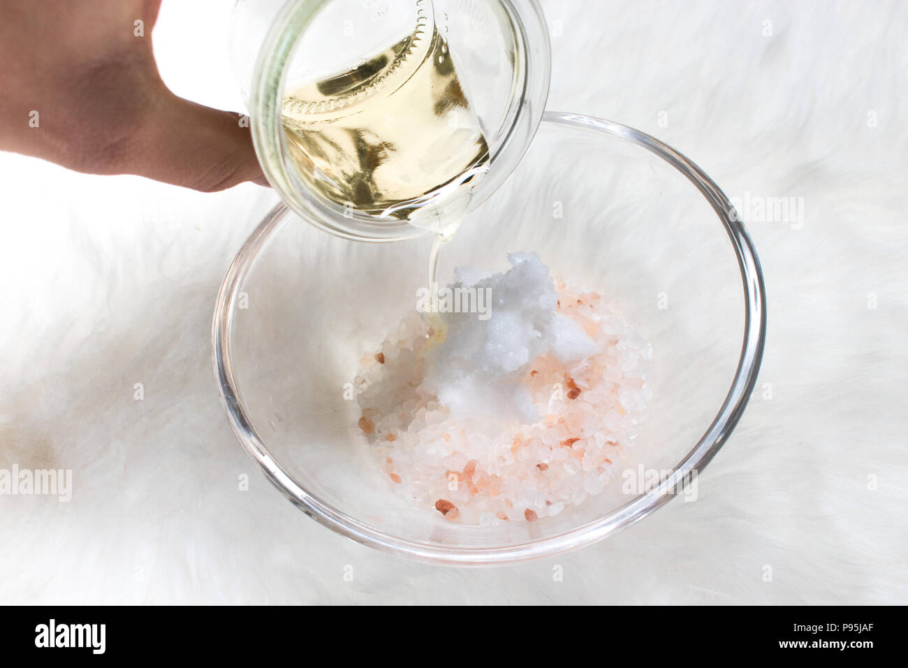Zutaten für eine DIY-Salz Kokosöl Stockfoto