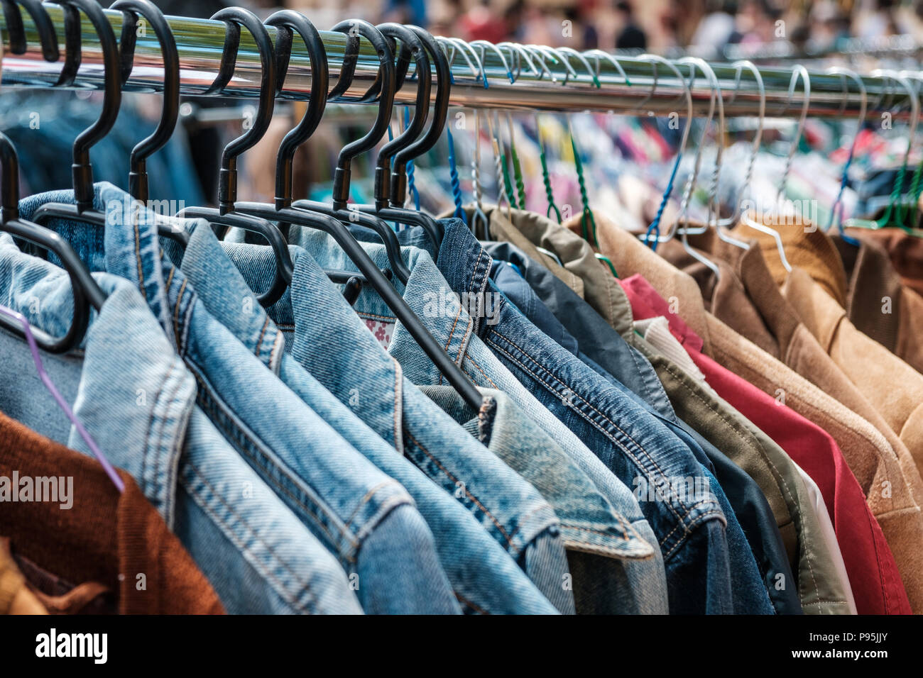 Jeans Jacken und Retro Trikots onsecond Hand Markt/Flohmarkt - Vintage Kleidung - Stockfoto