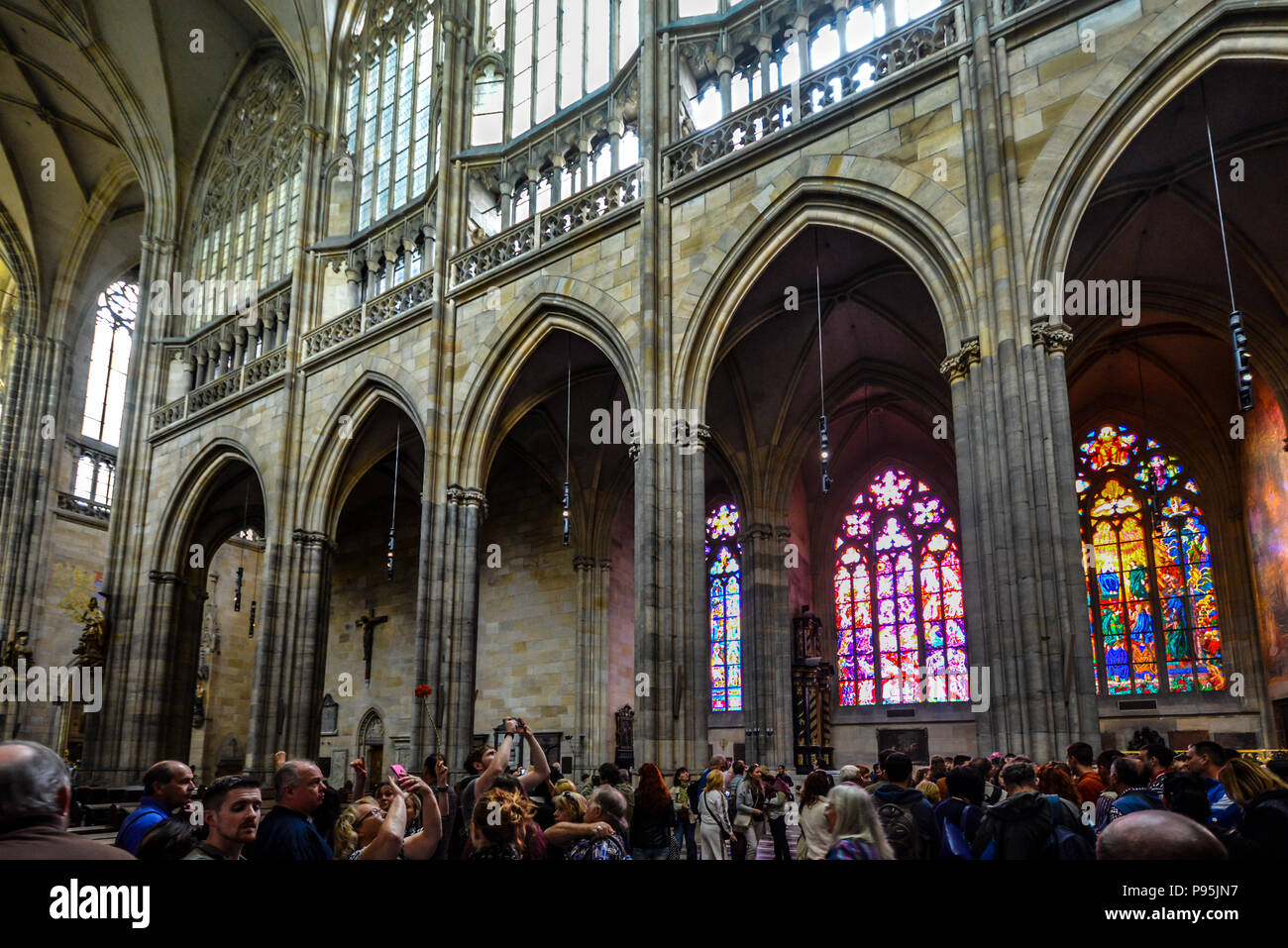 Touristen in die grösste und bedeutendste Kirche in Prag, Tschechische Republik, die Metropolitan Kathedrale des heiligen Veit, Wenzel und Adalbert Stockfoto