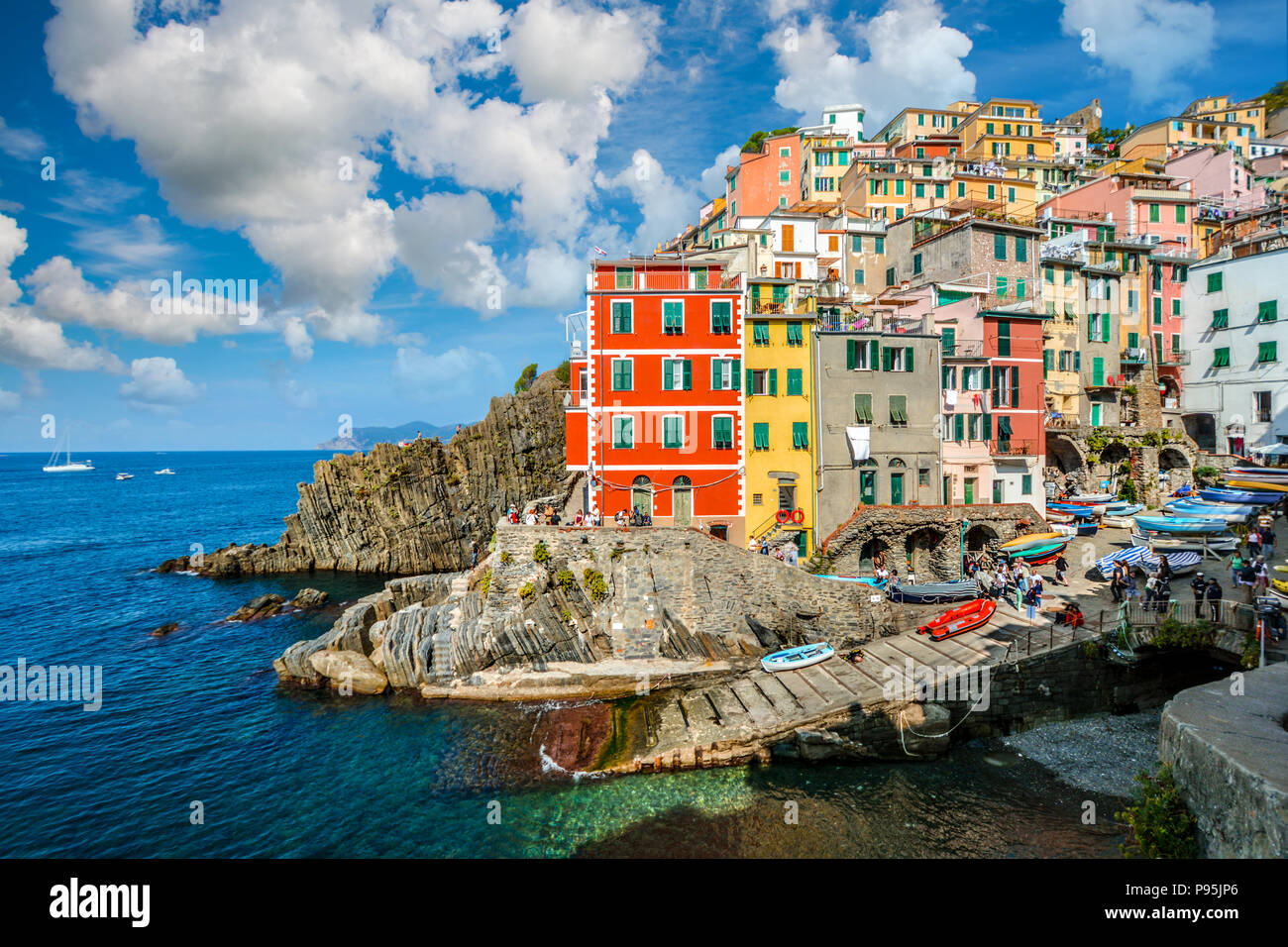 Das bunte Dorf an der Küste, Schiff und Hafen oder lanch Riomaggiore Italien an einem schönen Sommertag an der ligurischen Küste. Teil der Cinque Terre Stockfoto