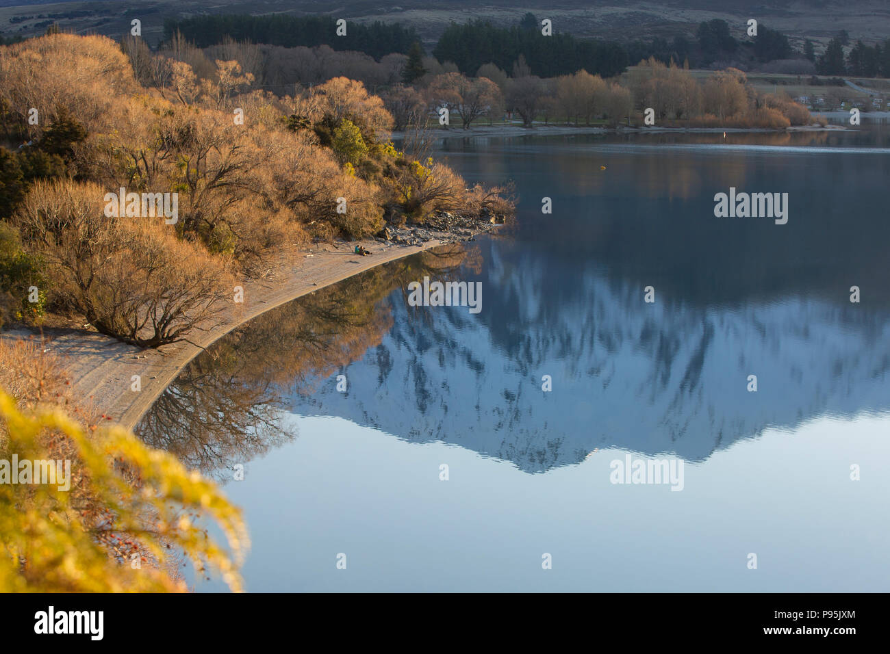 Reflexion der Berg der See im Herbst, Neuseeland Stockfoto