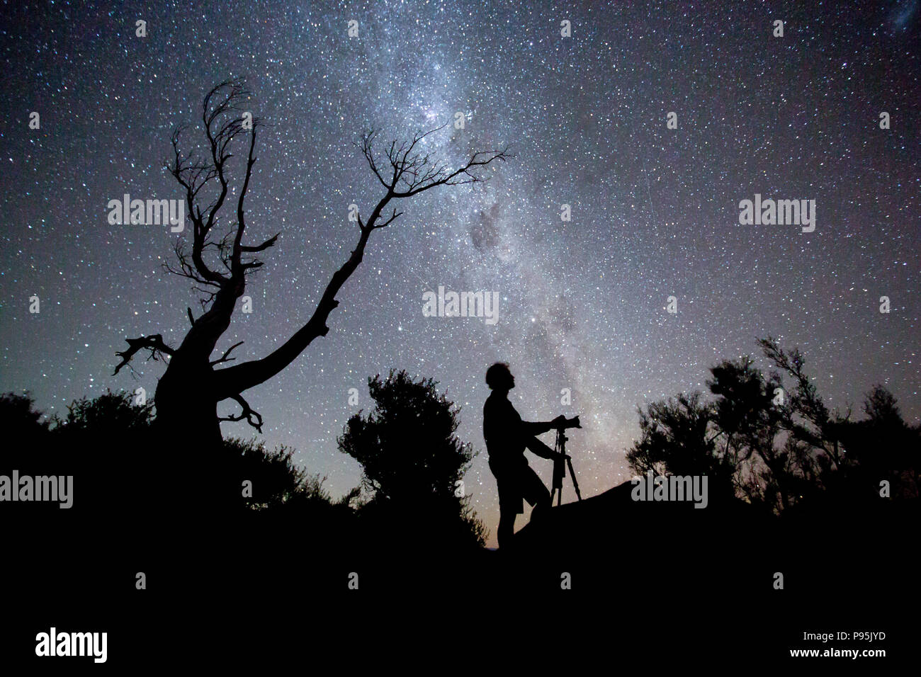Mann Fotografieren unter einem Sternenhimmel, Neuseeland Stockfoto
