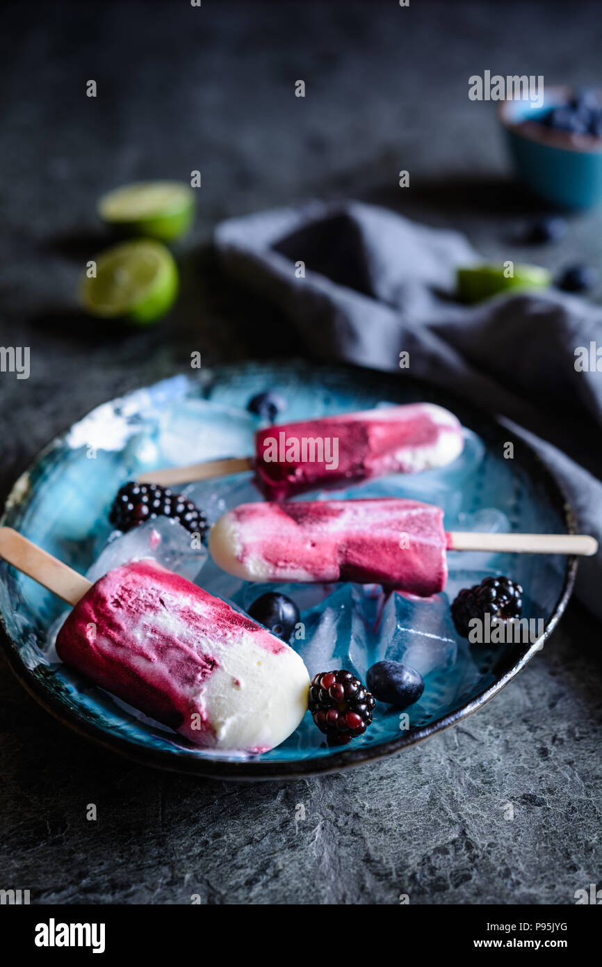 Hausgemachten Blueberry, Blackberry und Key Lime Eis am Stiel Stockfoto