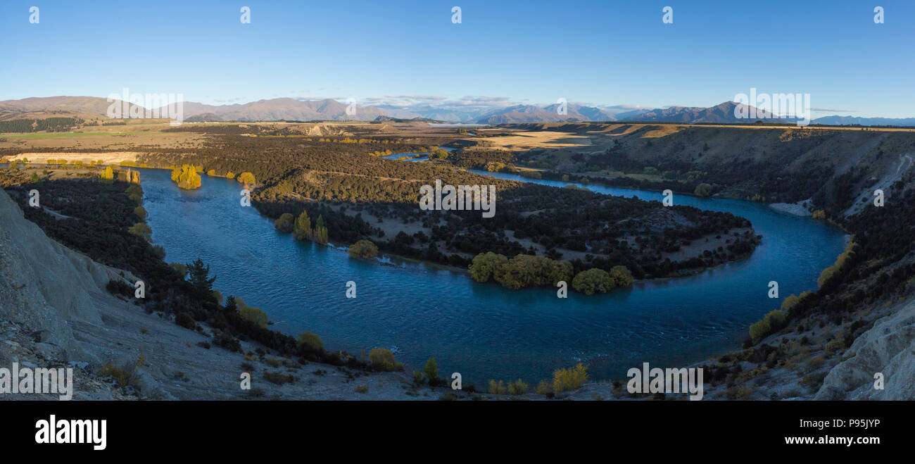 Panoramablick auf den Clutha River (Mata-Au), ist der zweitlängste Fluss in Neuseeland. Stockfoto