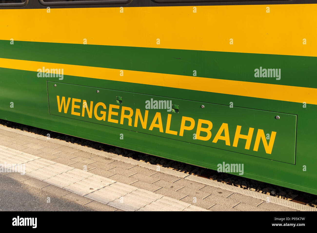 Gelbe und grüne Wengernalpbahn (Wengernalpbahn) Name auf der Seite von Eisenbahnwagen in Grindelwald, Jungfrau Region, Berner Oberland Stockfoto