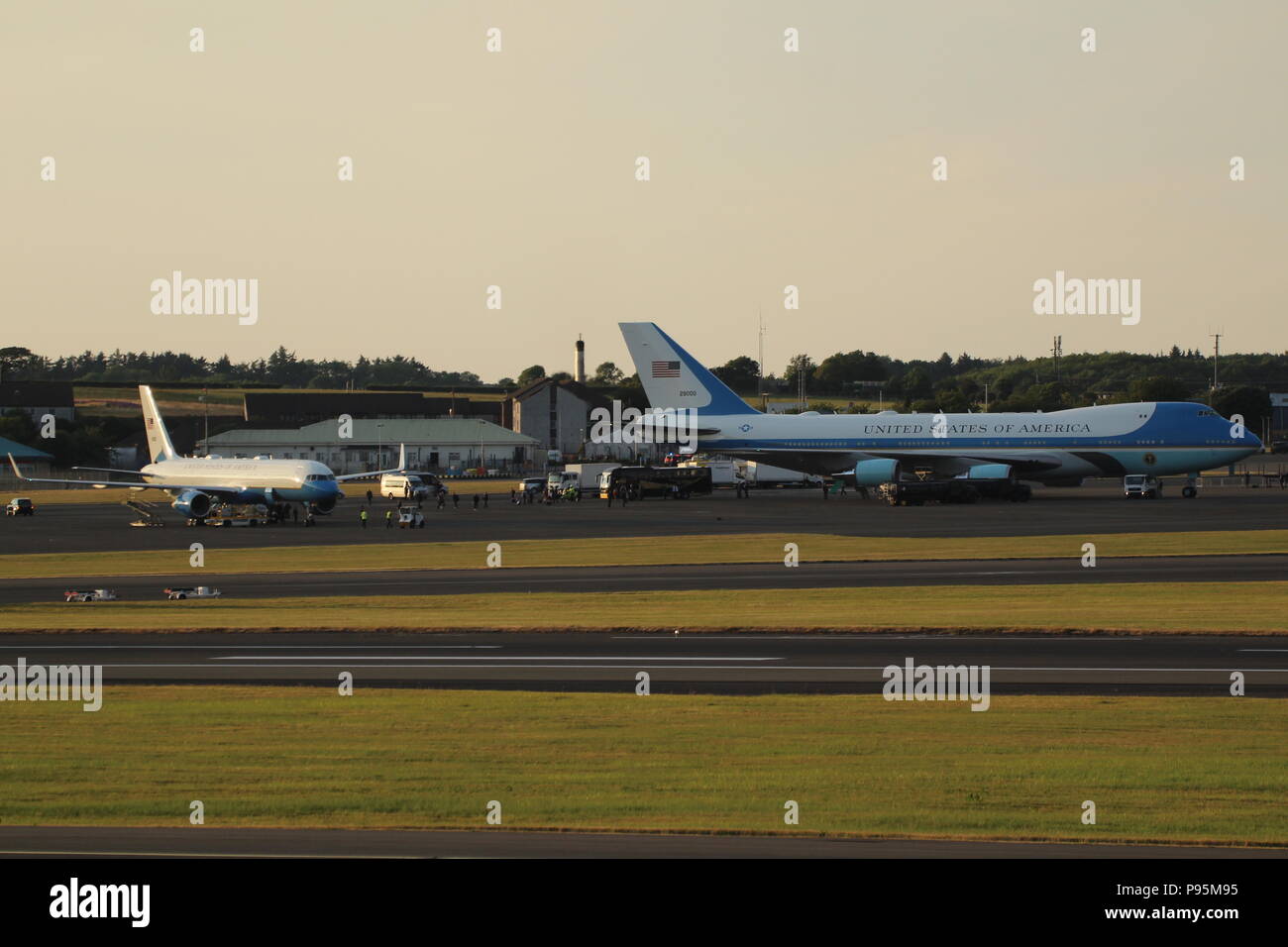 92-9000, einer Boeing VC-25A "Air Force 1" und 09-0016, einer Boeing C-32A'S BIN 45', in Prestwick Flughafen kurz nach der Ankunft von Präsident Donald Trump. Stockfoto