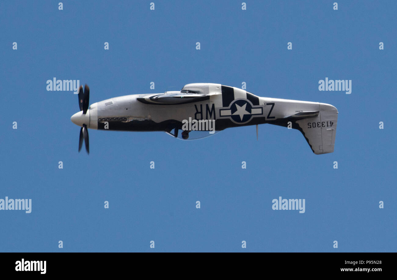 Ein Pilot demonstriert die Funktionen des P-51 D Mustang während der 2018 Royal International Air Tattoo (RIAT) an RAF Fairford, Vereinigtes Königreich (UK) am 14. Juli 2018. RIAT feierte in diesem Jahr das 100-jährige Jubiläum der RAF und hob die Vereinigten Staaten überhaupt - starke Allianz mit Großbritannien. (U.S. Air Force Foto von TSgt Brian Kimball) Stockfoto