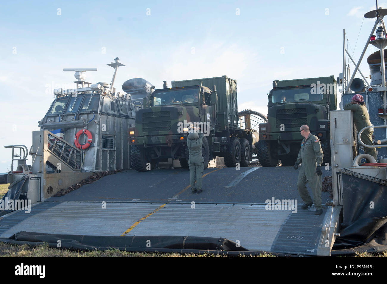 180712-N-XK 809-1152 MARINE CORPS BASE HAWAII, (Juli 12, 2018) der Bootsmann Mate 3. Klasse Rachel Johnson, zugeordnet zu den Angriff Craft Unit (ACU) 5 Fahrzeuge auf Landing Craft air cushion leitet (LCAC) 57 zur Unterstützung der Ship-to-Shore, die zwischen den in der Amphibisches Schiff USS BONHOMME RICHARD (LHD 6) und Marine Corps Base Hawaii während der 2018 Rand des Pazifik (Rimpac) Übung. 25 Nationen, 46 Schiffe, 5 U-Boote, über 200 Flugzeuge und 25.000 Angestellte beteiligen sich an Rimpac vom 27. Juni bis 2. August in und um die hawaiischen Inseln und Südkalifornien. Die Welt Stockfoto