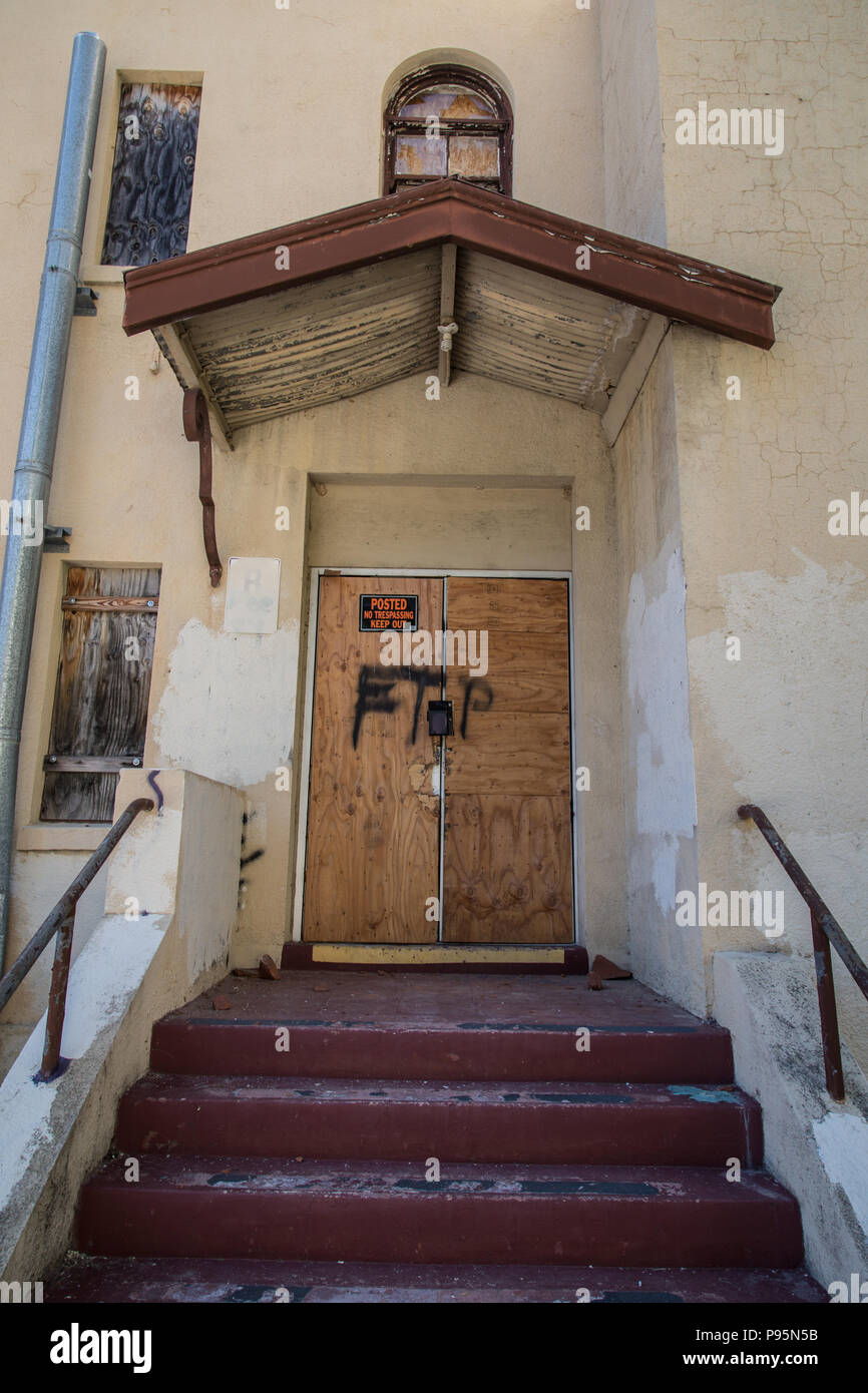 Die alte, vernagelte Tür von einem verlassenen Gebäude in der Nevada County Hospital in Kalifornien, eine berüchtigte Gebäude für urbex Entdecker. Stockfoto