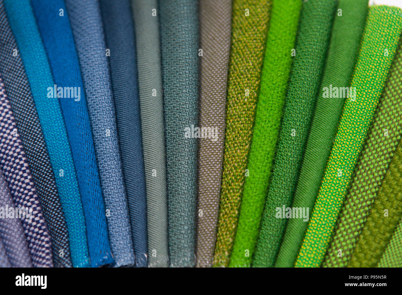 Nahaufnahme von bunten Stoffen liegen nebeneinander Auf dem Display zur Unterscheidung der Farben und Details Stockfoto