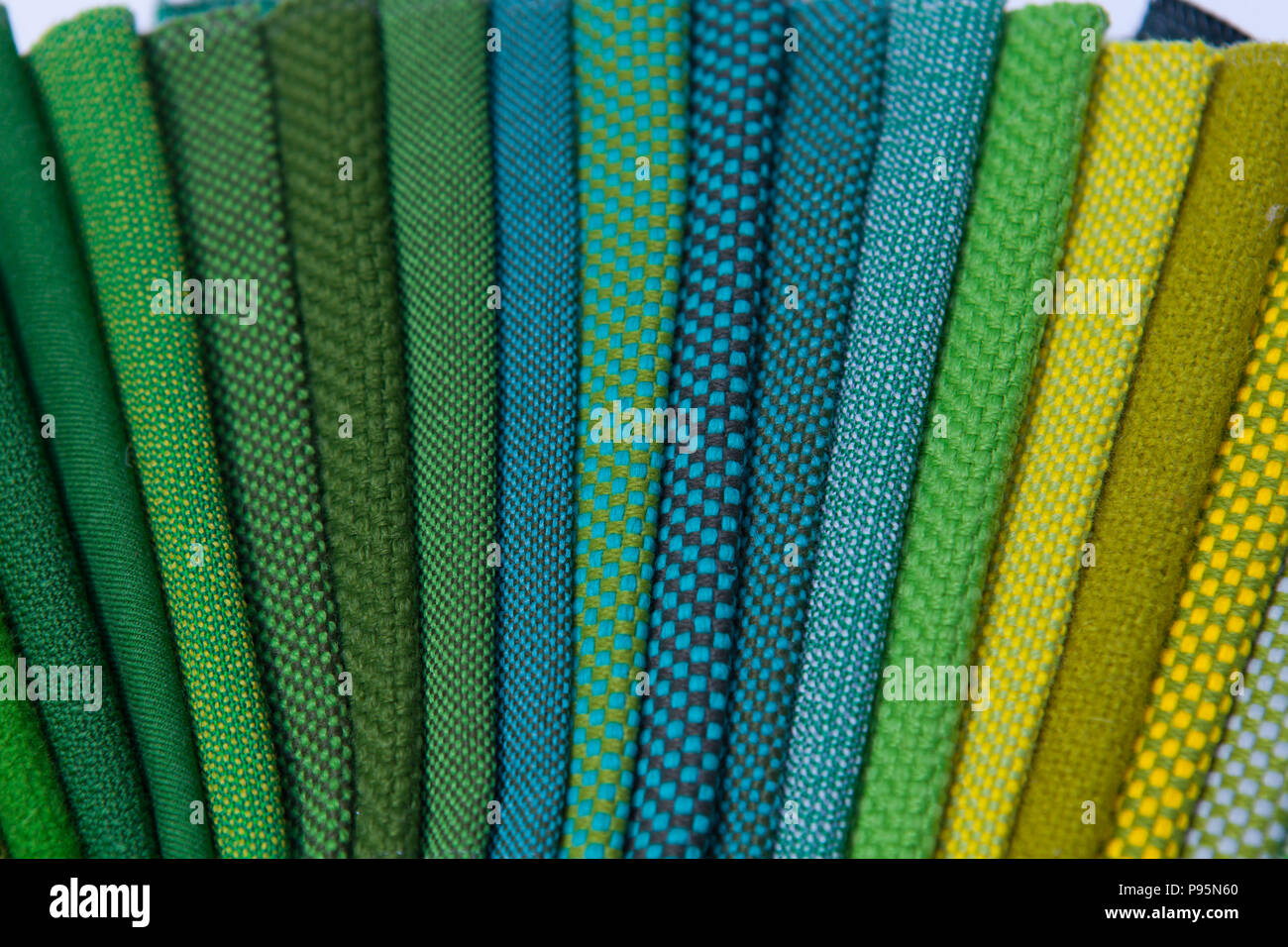 Farbenfrohe, detailreiche Stoffe werden nebeneinander auf dem Display angezeigt, um die Farben und die Textur zu differenzieren. Stockfoto
