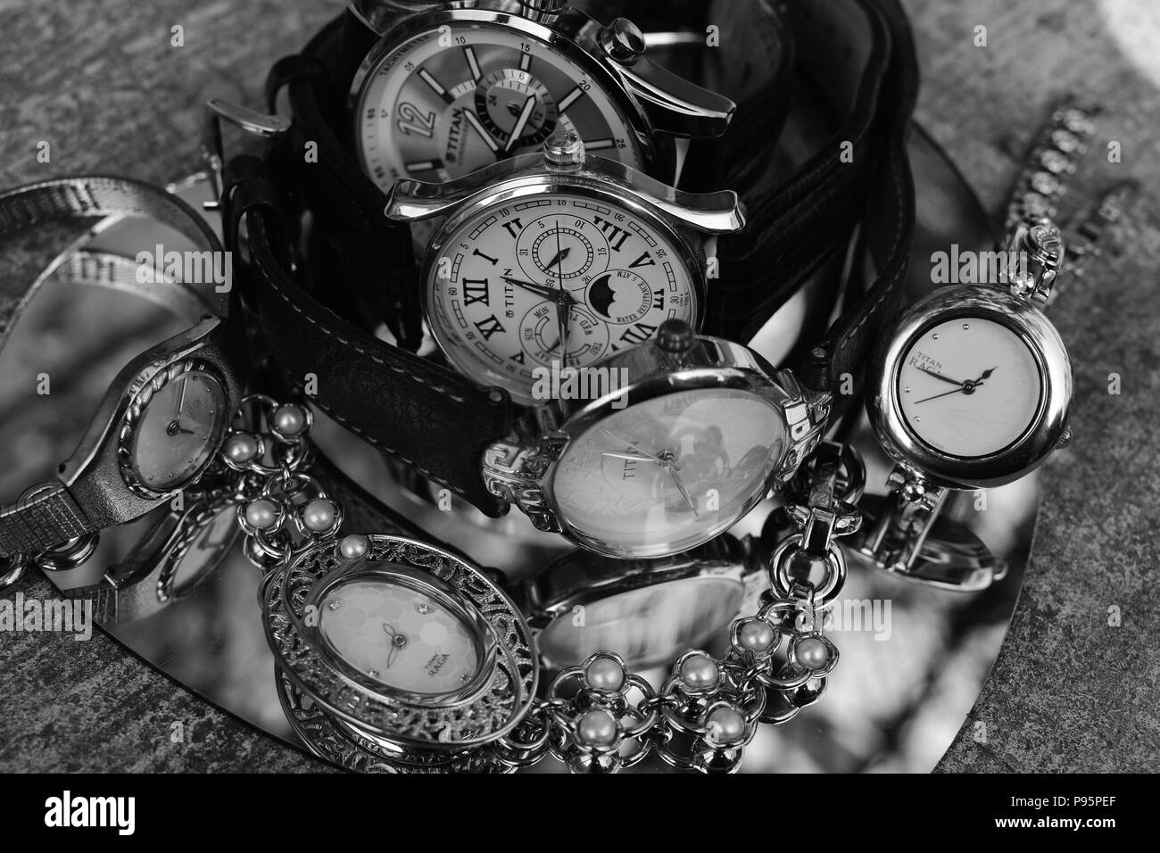 Eine Sammlung von sechs Uhren in Schwarzweiß. Stockfoto
