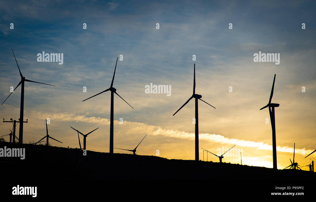 Eine Gruppe von Windenergieanlagen in der Morgendämmerung Stockfoto