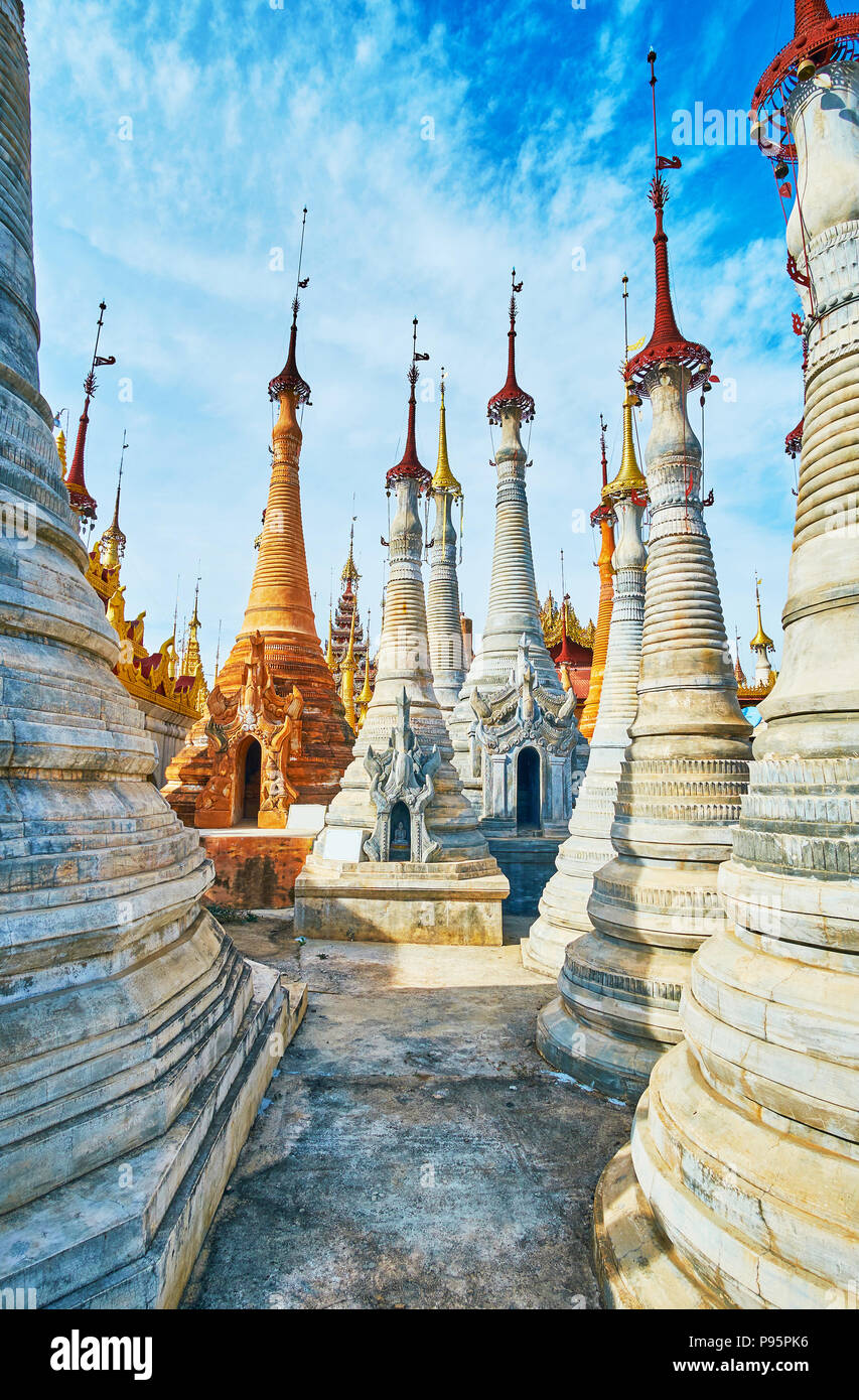 Zu Fuß zu den Weiß und Ocker stupas von Nyaung Ohak archäologische Stätte, neben dem Inn Thein Buddha Bild Heiligtum am Inle See, Myanmar. Stockfoto