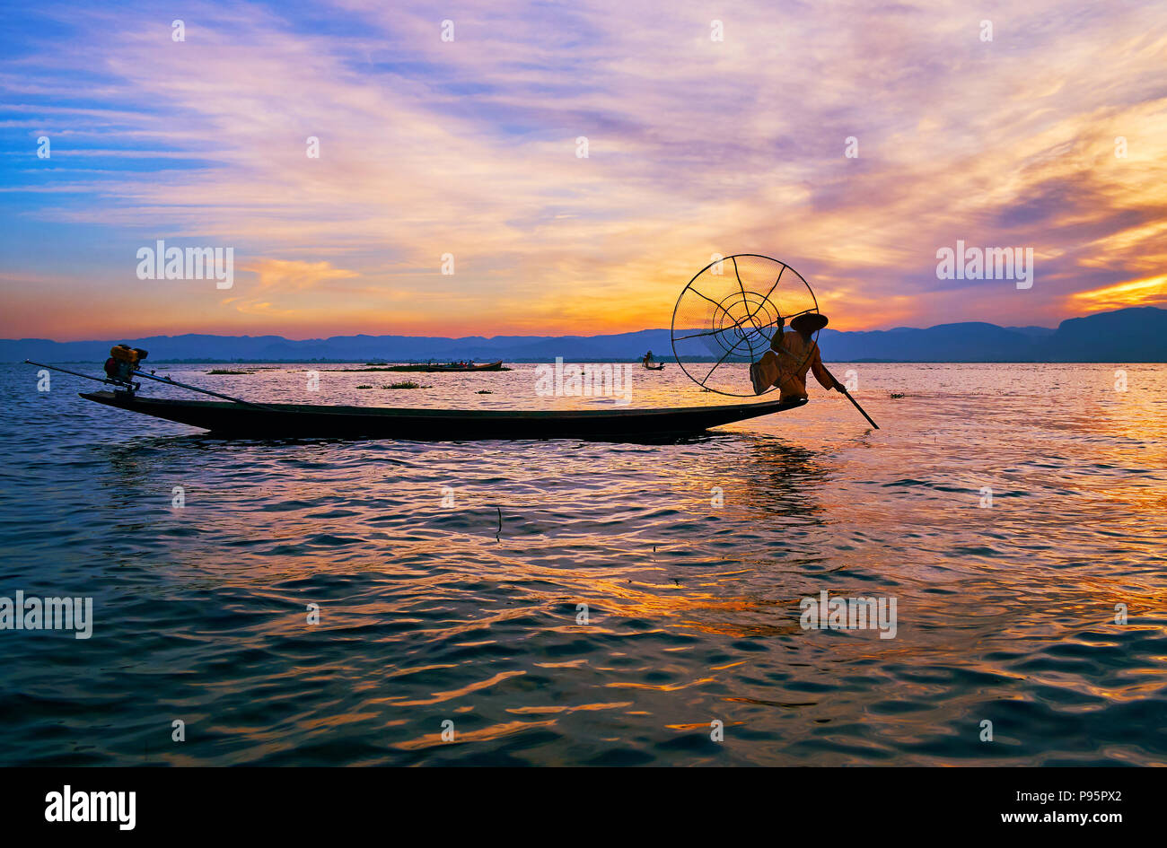 Gerade ein Bein rudern und Fähigkeiten der anderen traditionellen Fischer ist die beliebteste Attraktion am Inle See, Intha, Myanmar. Stockfoto