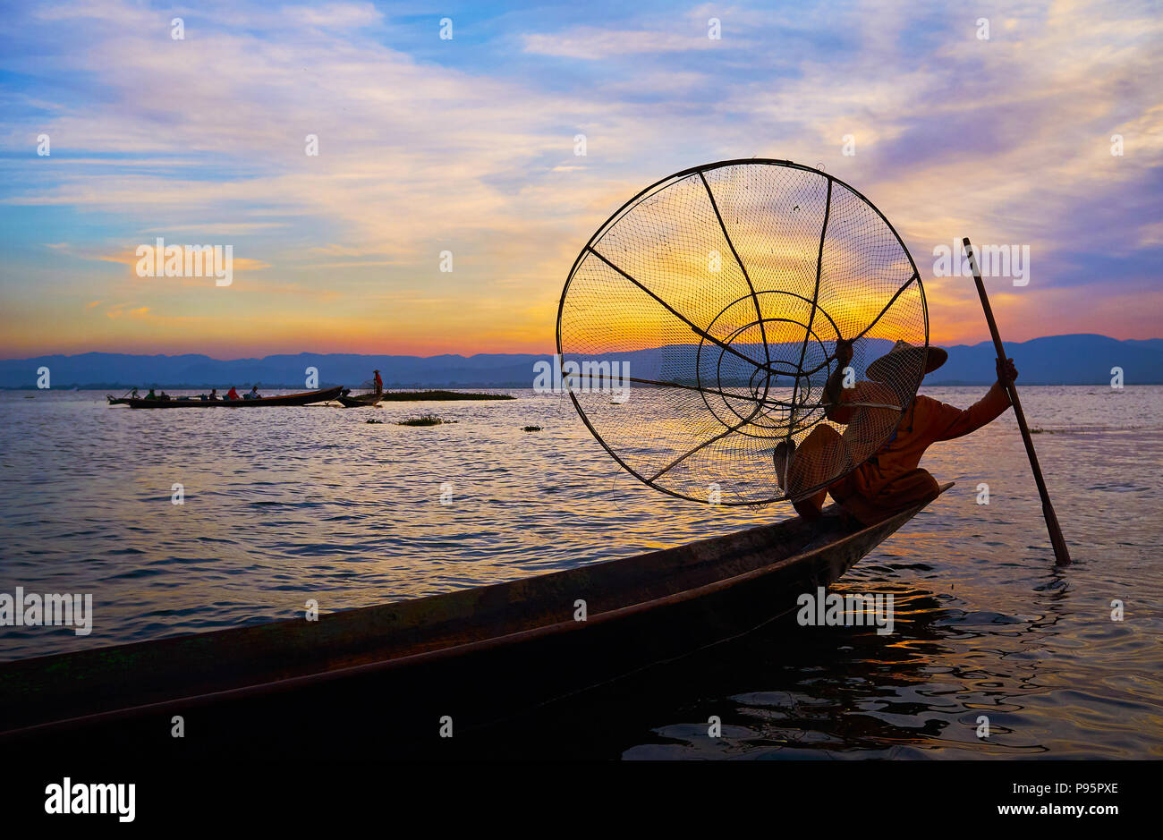 Entdecken Sie die Wege der traditionellen Fischerei und einzigartigen Fähigkeiten der fishemen der Inle See, Intha, Myanmar. Stockfoto