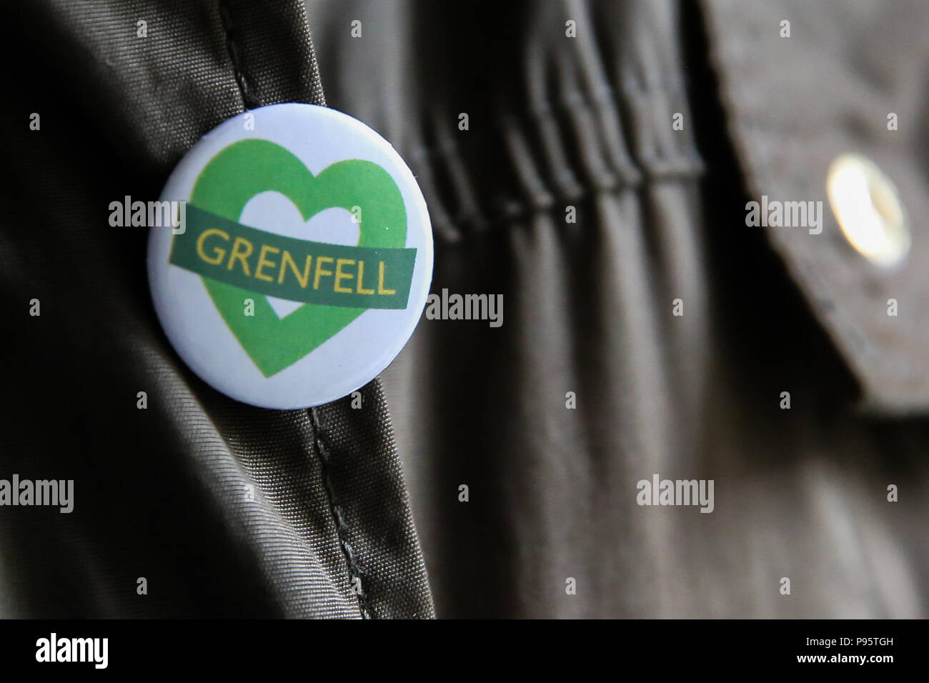 Eine Person tragen Grenfell Abzeichen Grenfell Turm Brand ein Jahr Jubiläum. Die Grenfell Turm Feuer brach am 14. Juni 2017, in dem 24-stöckigen Hochhaus Grenfell von Sozialwohnungen Wohnungen in Kensington, West London, bei denen 72 Menschen ihr Leben verloren. Mit: Atmosphäre, Wo: London, Großbritannien Wann: 14 Jun 2018 Credit: Dinendra Haria/WANN Stockfoto