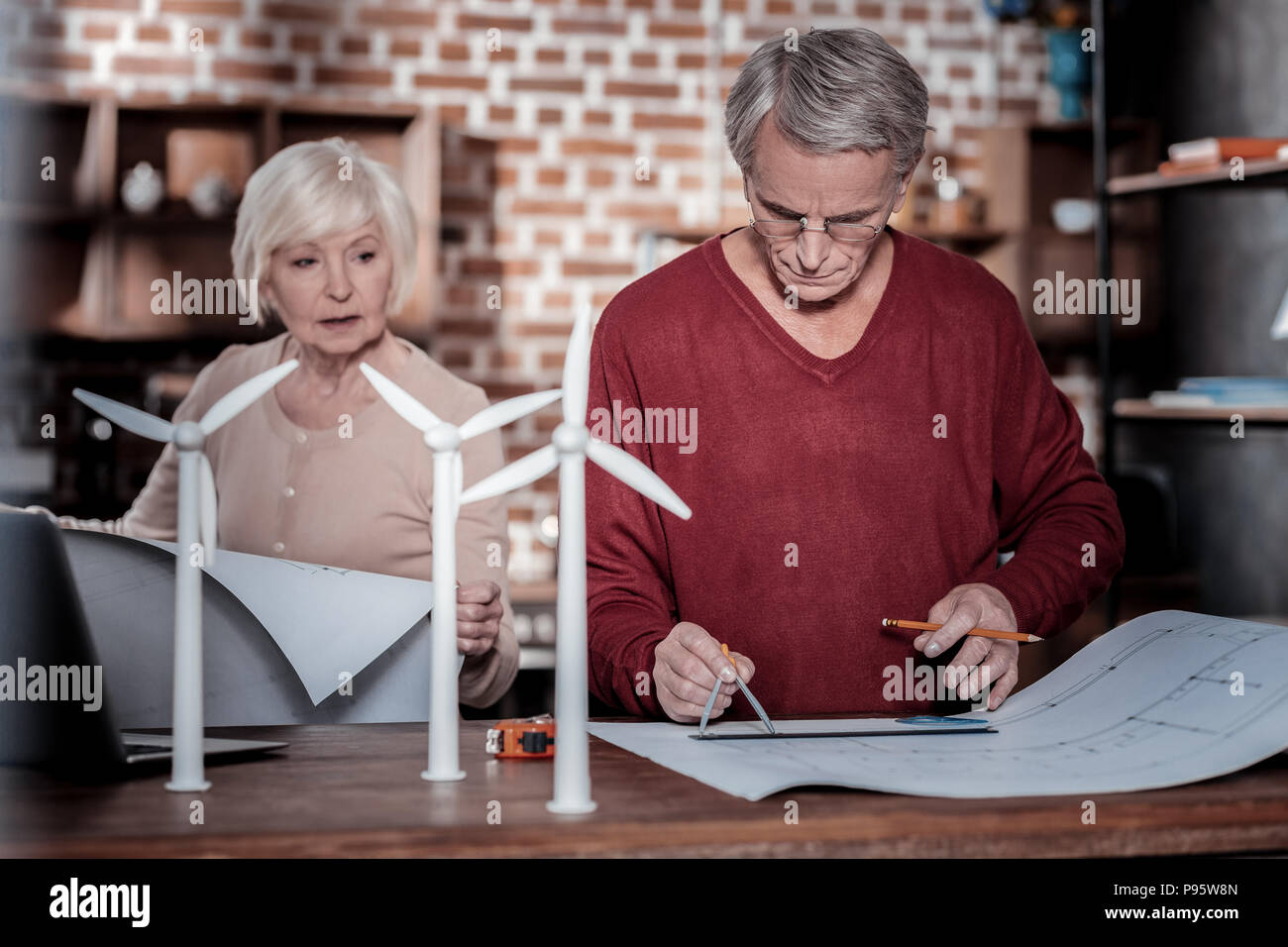 Ernst Ingenieur Zeichnung professionelle Skizze Stockfoto