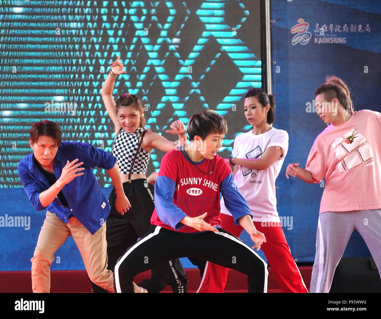 KAOHSIUNG, TAIWAN - 30. JUNI 2018: Jungen Menschen eine Hip-hop Dance bei der Eröffnung der Love River Festival, eine kostenlose, öffentliche Outdoor Event. Stockfoto
