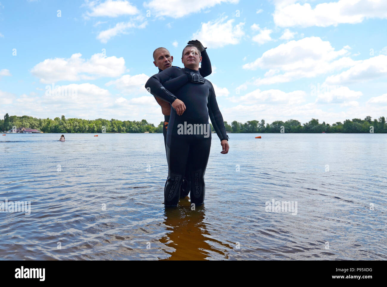 Rettungsschwimmer mit der rechten Art, eine Ertrinken auf der Wasseroberfläche. Juni 12, 2018. Kiew, Ukraine Stockfoto