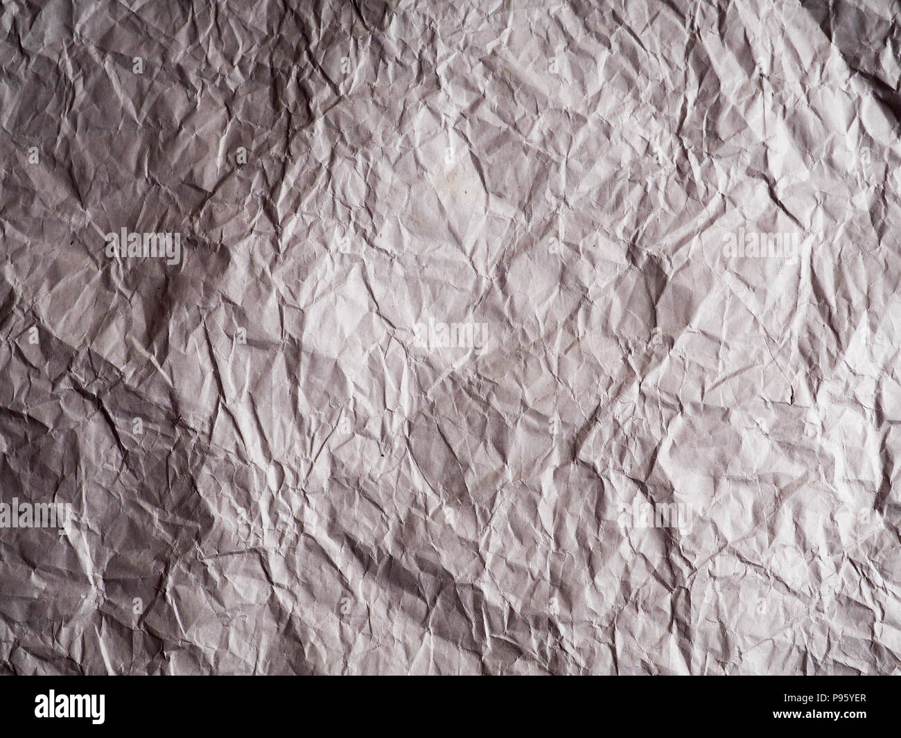 Weiß zerknittertes Papier Textur Hintergrund, braun Recycling zerknittertes Papier für Hintergrund: Knick von braunem Papier Texturen Hintergründe für Design, decorativ Stockfoto