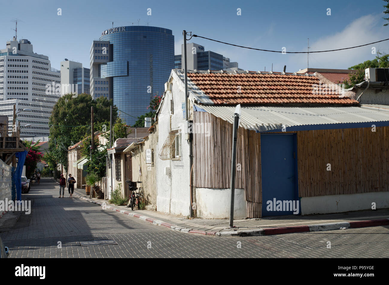 Moderne Bürogebäude hoch aufragenden hinter dem historischen Viertel von Neve Tzedek - Tel Aviv, Israel Stockfoto