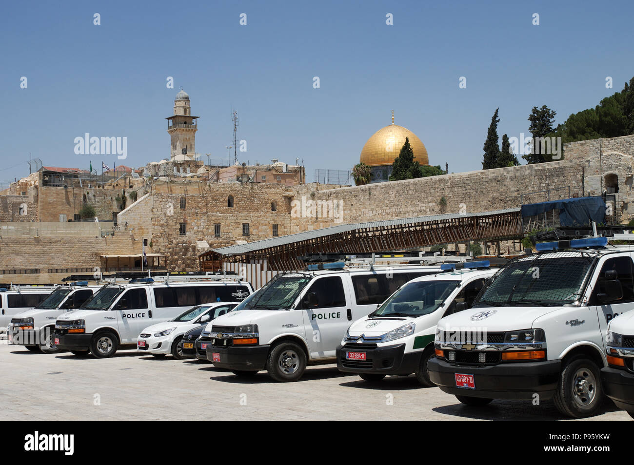 Starke Polizeipräsenz rund um die heiligen Stätten in Israel. Bild Western Wall in Jerusalem und Kuppel der Felsen im Hintergrund. Stockfoto