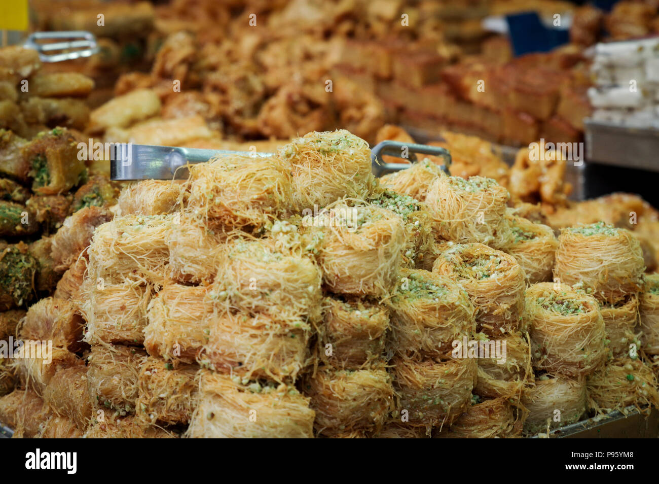 Mahane Yehuda Markt bietet eine große Auswahl an frischen Speisen und Leckereien - Jerusalem, Israel Stockfoto