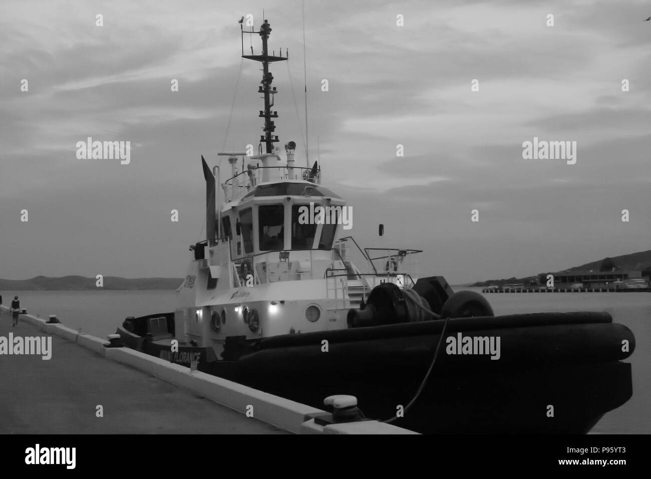 Schwarz-weiß Bild von Tug Boat Hobarts Hafen am frühen Morgen vor der Arbeit Tag beginnt.? Stockfoto