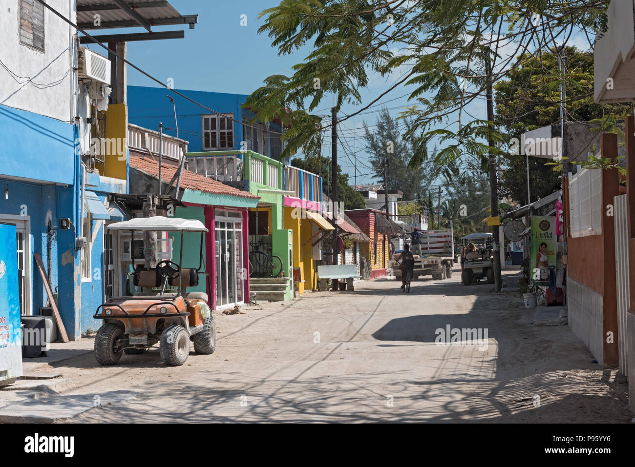 Sandweg mit Touristen und Stände auf Insel Holbox, Quintana Roo, Mexiko im Norden der Halbinsel Yucatan, Stockfoto