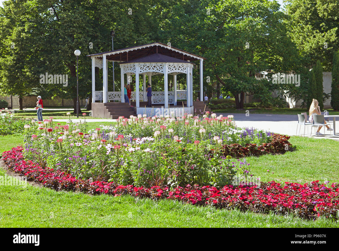 Schoner Garten Mit Gras Blumen Und Baumen Banken Pavillon Und