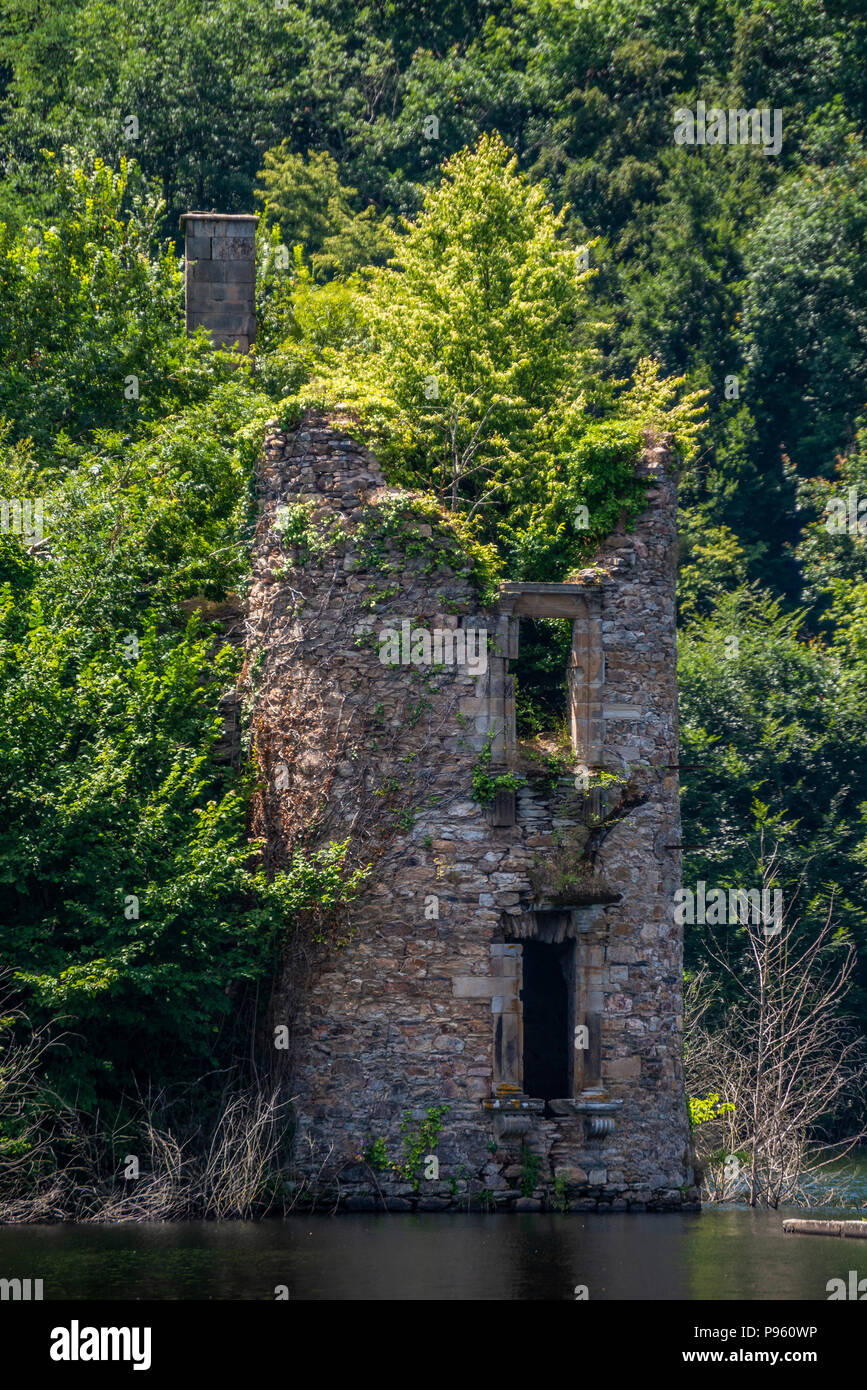 Die ertrunkenen 15. Jahrhundert Ruinen von Chateau Grandval, Royal, Frankreich. Stockfoto